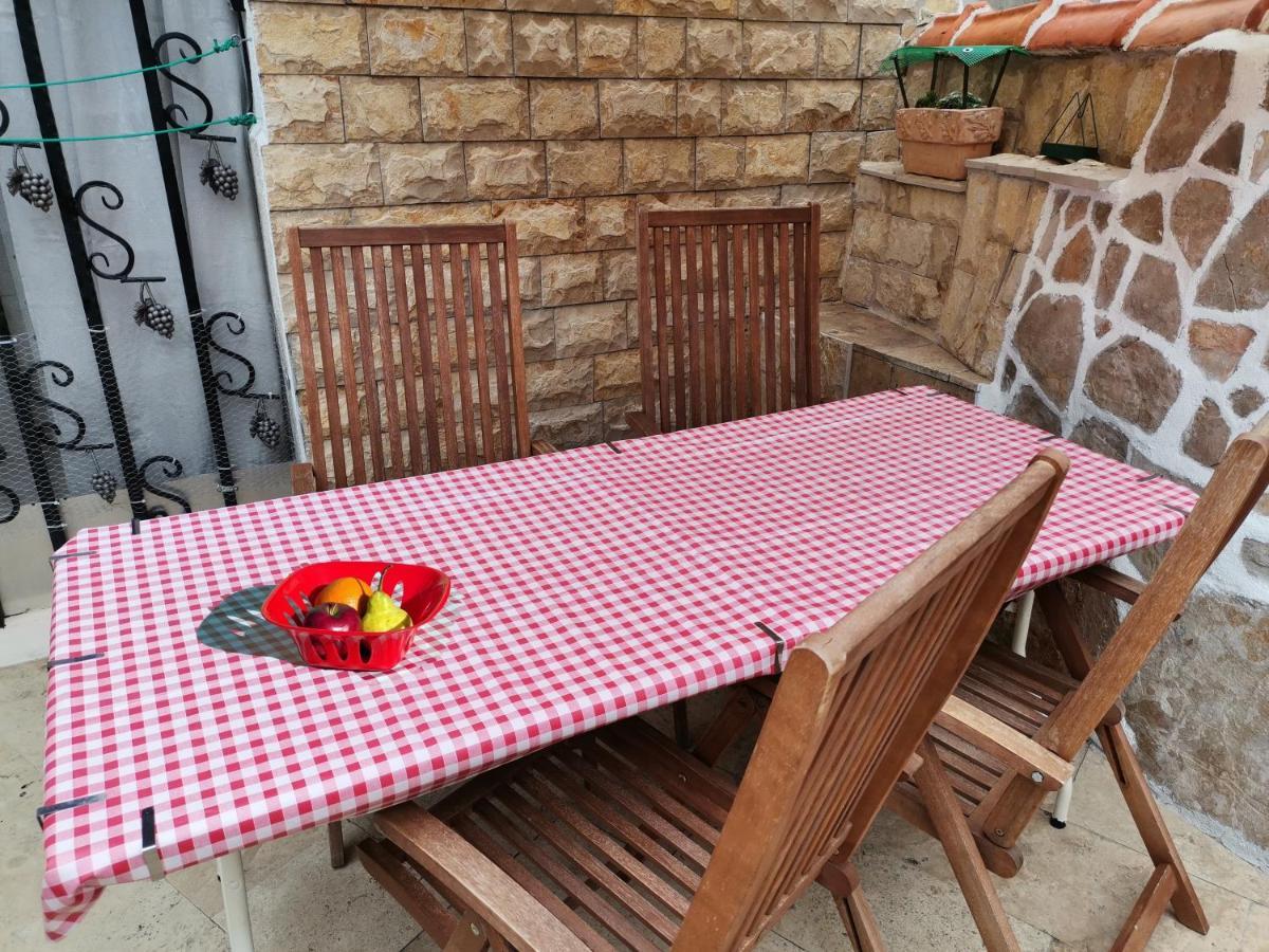Apartment Alena With Terrace And Garden Center Jelsa Елса Экстерьер фото